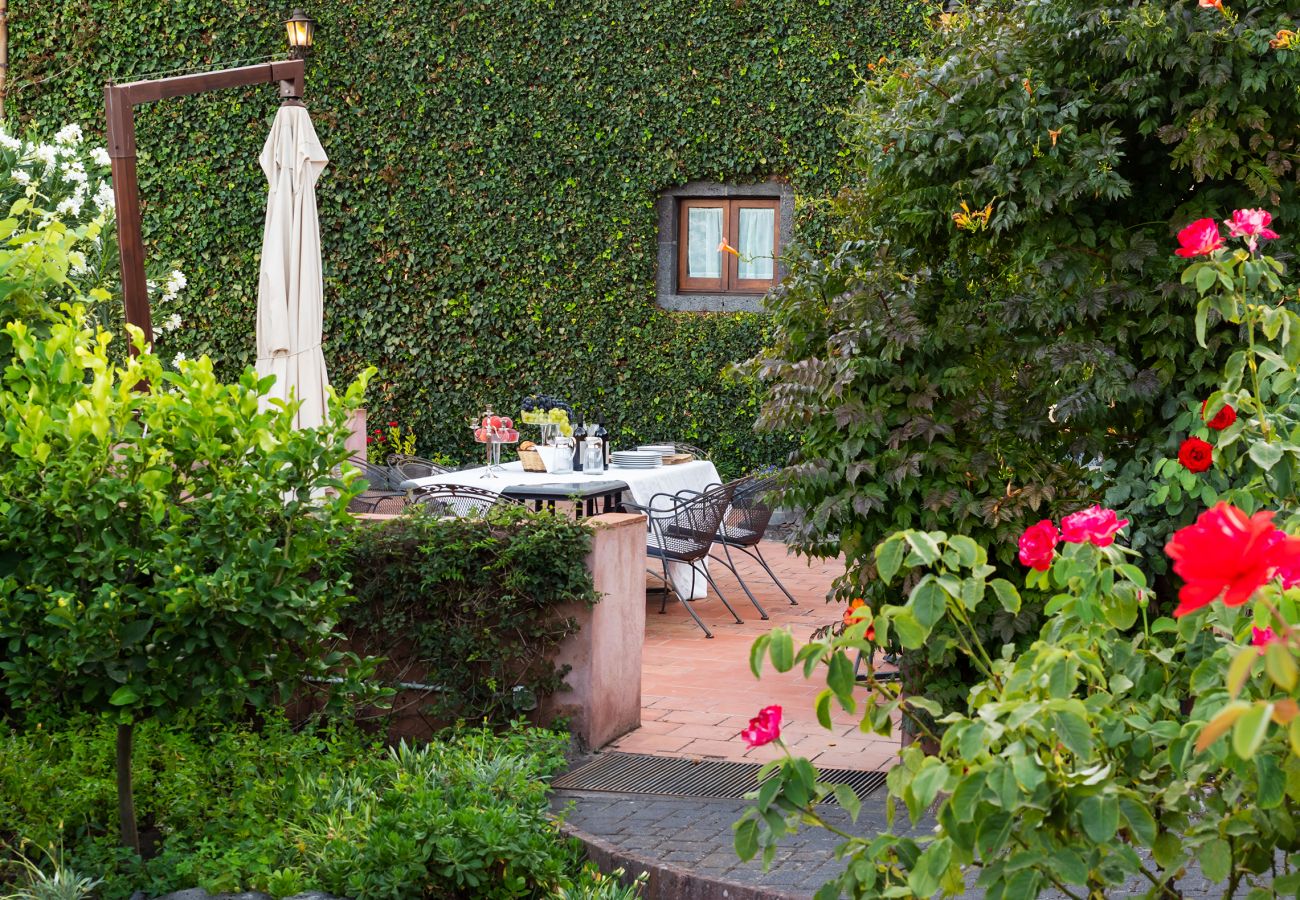 Villa in Pedara - Old country property with pool situated on the slopes of Mount Etna, Sicily.