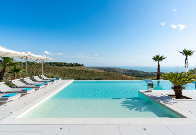 Villa/Dettached house in Ribera - Luxury villa with pool situated near Ribera, Agrigento, Sicily – 6 pax