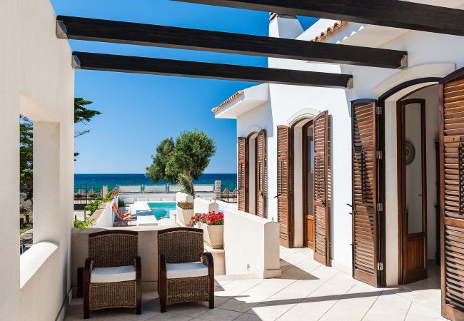 Villa in Custonaci - Villa with private pool, sea front location, in Cornino not far from Trapani Villa in Custonaci - Villa with private pool, sea front location, in Cornino not far from Trapani