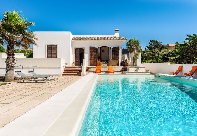 Villa in Custonaci - Villa with private pool, sea front location, in Cornino not far from Trapani Villa in Custonaci - Villa with private pool, sea front location, in Cornino not far from Trapani