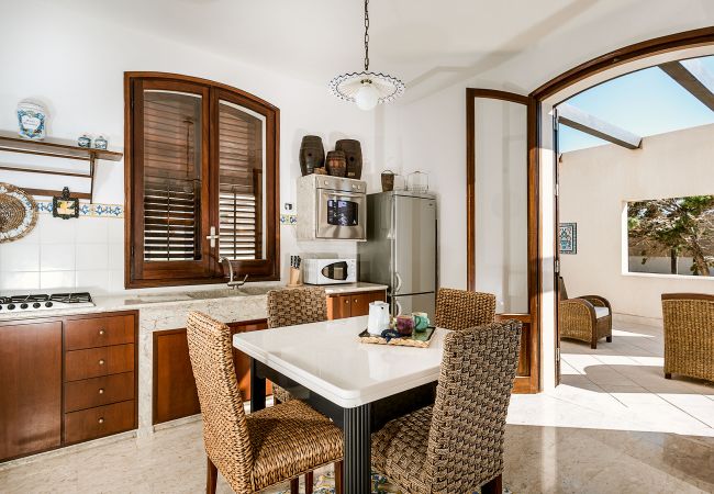 Villa in Custonaci - Villa with private pool, sea front location, in Cornino not far from Trapani Villa in Custonaci - Villa with private pool, sea front location, in Cornino not far from Trapani