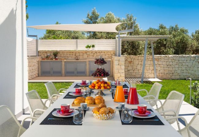 Villa in Noto - Pool villa, 300 metres from beach, San Lorenzo, Sicily Villa in Noto - Pool villa, 300 metres from beach, San Lorenzo, Sicily