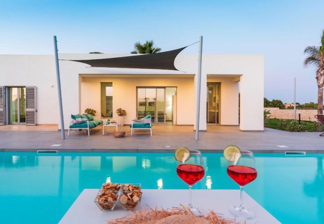 Villa in Noto - Pool villa, 300 metres from beach, San Lorenzo, Sicily Villa in Noto - Pool villa, 300 metres from beach, San Lorenzo, Sicily