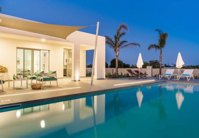 Villa in Noto - Pool villa, 300 metres from beach, San Lorenzo, Sicily Villa in Noto - Pool villa, 300 metres from beach, San Lorenzo, Sicily