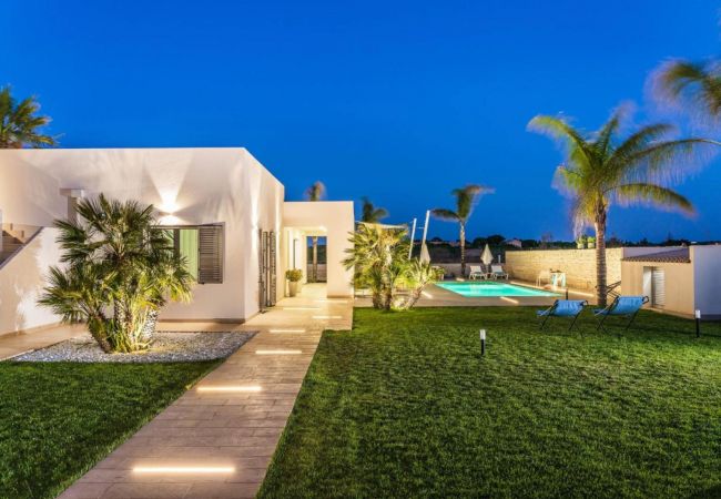 Villa in Noto - Pool villa, 300 metres from beach, San Lorenzo, Sicily Villa in Noto - Pool villa, 300 metres from beach, San Lorenzo, Sicily