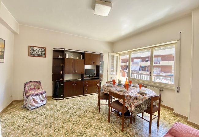  in Sperlonga - Comfortable four-room apartment with garden and garage
