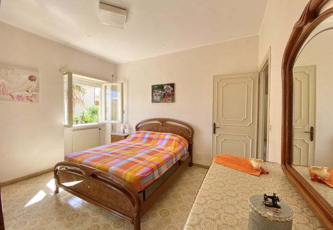 Apartment in Sperlonga - Comfortable four-room apartment with garden and garage