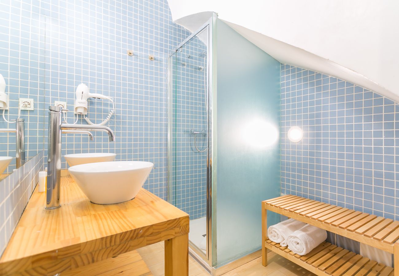 baño con ducha y dos sinks in Barceloneta 2 minutos de la playa