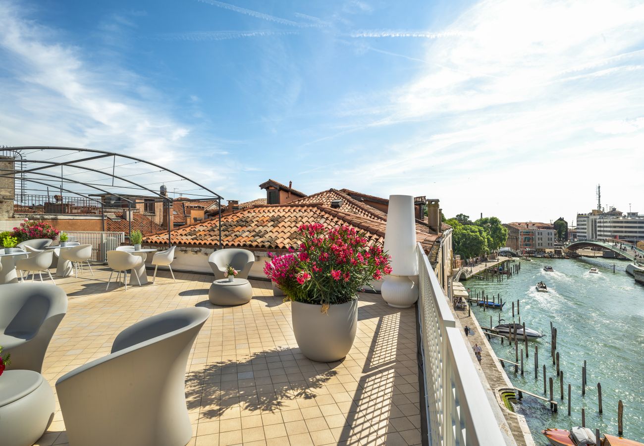 Apartment in Venice - Venetian Palace Blue Apartment R&R