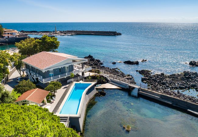 Villa in Stazzo - Lxury seafront villa with pool set in Stazzo, Sicily Villa in Stazzo - Lxury seafront villa with pool set in Stazzo, Sicily