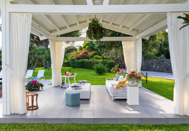 Villa in Stazzo - Lxury seafront villa with pool set in Stazzo, Sicily Villa in Stazzo - Lxury seafront villa with pool set in Stazzo, Sicily