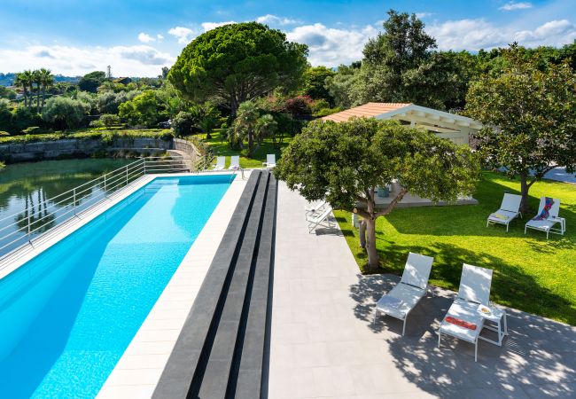 Villa in Stazzo - Lxury seafront villa with pool set in Stazzo, Sicily Villa in Stazzo - Lxury seafront villa with pool set in Stazzo, Sicily