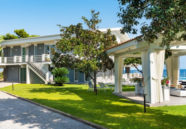 Villa in Stazzo - Lxury seafront villa with pool set in Stazzo, Sicily Villa in Stazzo - Lxury seafront villa with pool set in Stazzo, Sicily