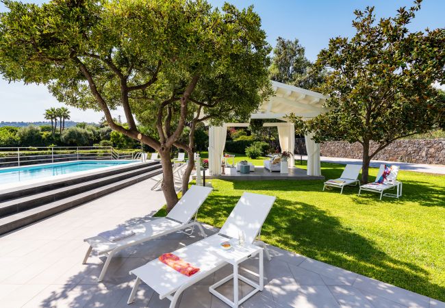 Villa in Stazzo - Lxury seafront villa with pool set in Stazzo, Sicily Villa in Stazzo - Lxury seafront villa with pool set in Stazzo, Sicily