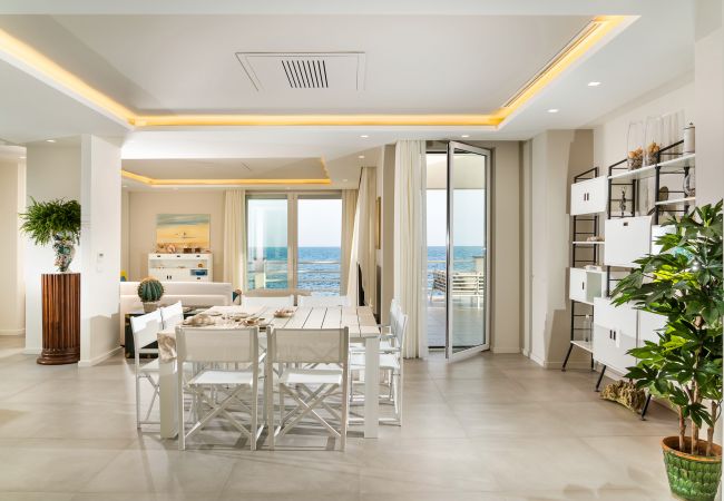 Villa in Stazzo - Lxury seafront villa with pool set in Stazzo, Sicily Villa in Stazzo - Lxury seafront villa with pool set in Stazzo, Sicily