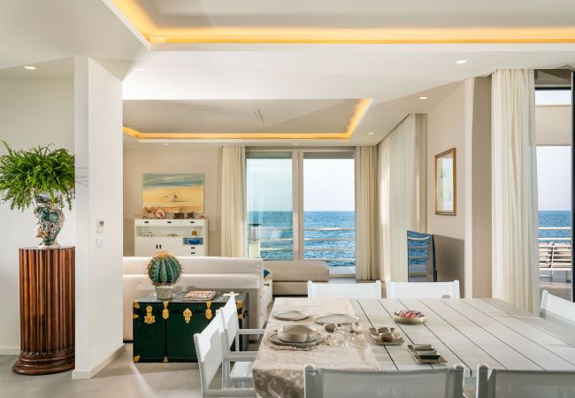 Villa in Stazzo - Lxury seafront villa with pool set in Stazzo, Sicily Villa in Stazzo - Lxury seafront villa with pool set in Stazzo, Sicily