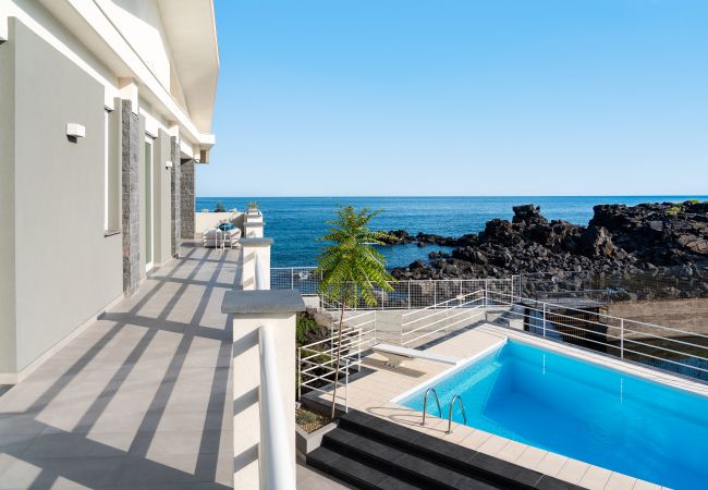 Villa in Stazzo - Lxury seafront villa with pool set in Stazzo, Sicily Villa in Stazzo - Lxury seafront villa with pool set in Stazzo, Sicily