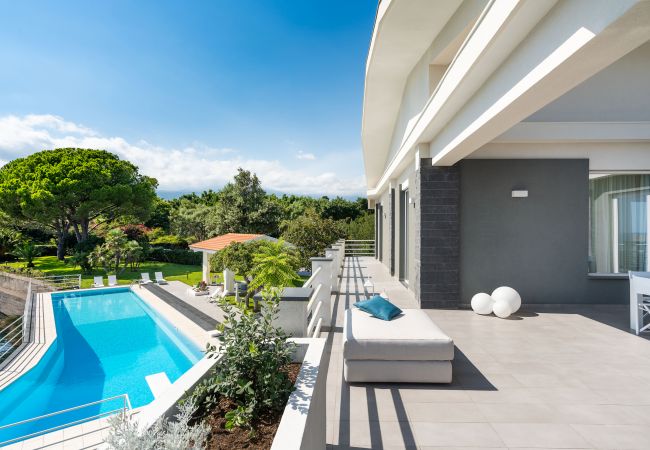 Villa in Stazzo - Lxury seafront villa with pool set in Stazzo, Sicily Villa in Stazzo - Lxury seafront villa with pool set in Stazzo, Sicily