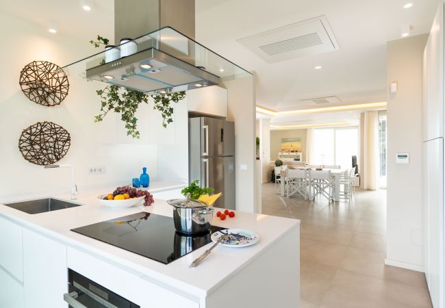 Villa in Stazzo - Lxury seafront villa with pool set in Stazzo, Sicily Villa in Stazzo - Lxury seafront villa with pool set in Stazzo, Sicily