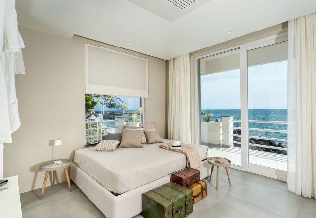 Villa in Stazzo - Lxury seafront villa with pool set in Stazzo, Sicily Villa in Stazzo - Lxury seafront villa with pool set in Stazzo, Sicily