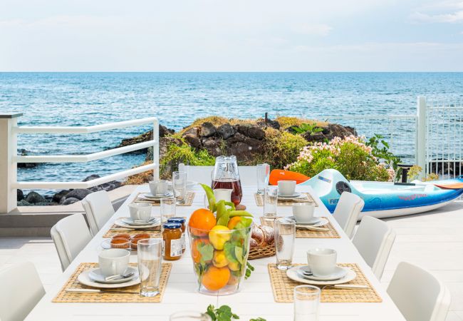 Villa in Stazzo - Lxury seafront villa with pool set in Stazzo, Sicily Villa in Stazzo - Lxury seafront villa with pool set in Stazzo, Sicily