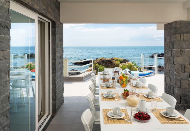 Villa in Stazzo - Lxury seafront villa with pool set in Stazzo, Sicily Villa in Stazzo - Lxury seafront villa with pool set in Stazzo, Sicily