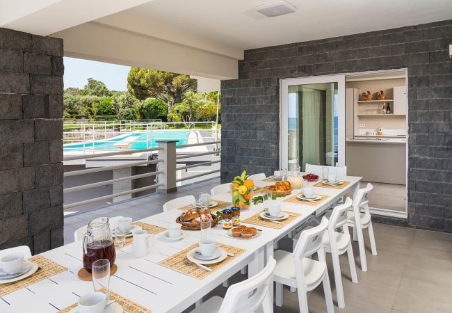 Villa in Stazzo - Lxury seafront villa with pool set in Stazzo, Sicily Villa in Stazzo - Lxury seafront villa with pool set in Stazzo, Sicily