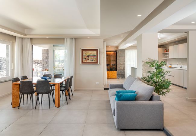 Villa in Stazzo - Lxury seafront villa with pool set in Stazzo, Sicily Villa in Stazzo - Lxury seafront villa with pool set in Stazzo, Sicily