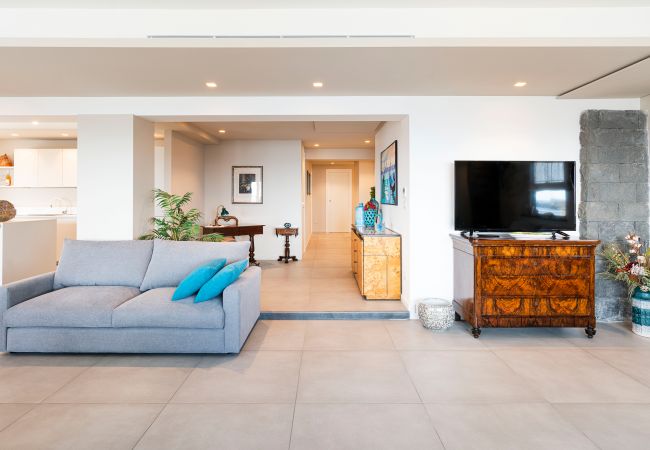 Villa in Stazzo - Lxury seafront villa with pool set in Stazzo, Sicily Villa in Stazzo - Lxury seafront villa with pool set in Stazzo, Sicily