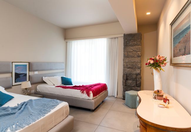 Villa in Stazzo - Lxury seafront villa with pool set in Stazzo, Sicily Villa in Stazzo - Lxury seafront villa with pool set in Stazzo, Sicily