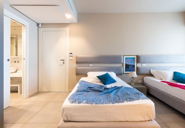 Villa in Stazzo - Lxury seafront villa with pool set in Stazzo, Sicily Villa in Stazzo - Lxury seafront villa with pool set in Stazzo, Sicily