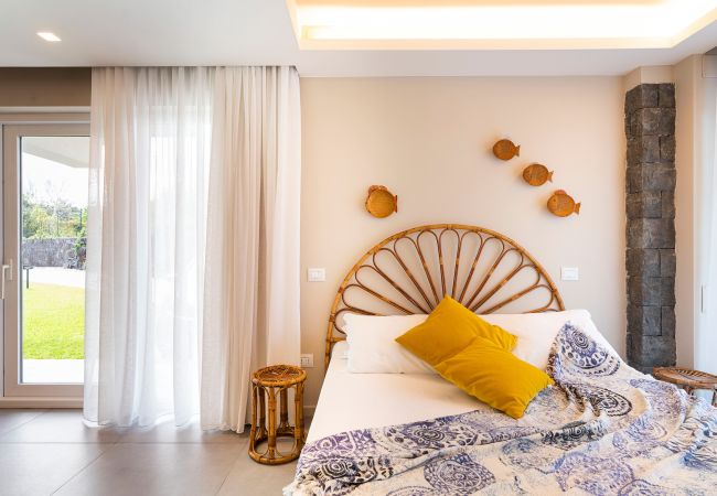 Villa in Stazzo - Lxury seafront villa with pool set in Stazzo, Sicily Villa in Stazzo - Lxury seafront villa with pool set in Stazzo, Sicily