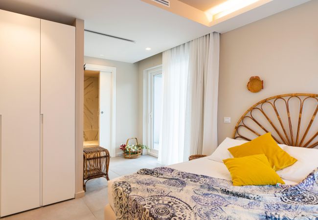 Villa in Stazzo - Lxury seafront villa with pool set in Stazzo, Sicily Villa in Stazzo - Lxury seafront villa with pool set in Stazzo, Sicily