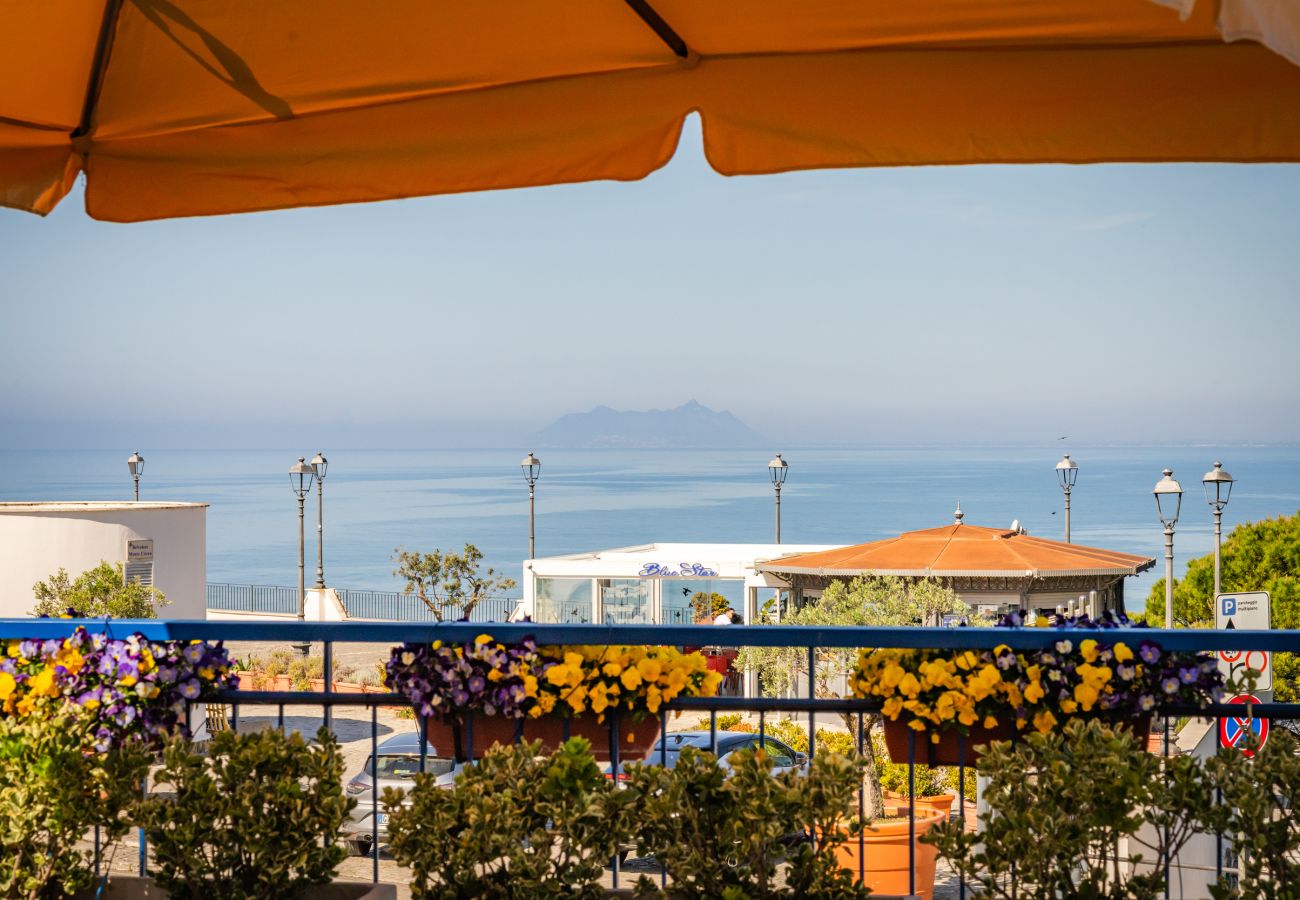 Apartment in Sperlonga - Casa with terrace overlooking the sea and parking space