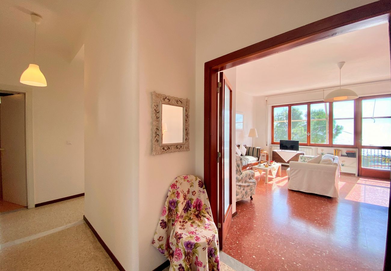 Apartment in Sperlonga - Panoramic Apartment with Parking Space in the Historic Center 