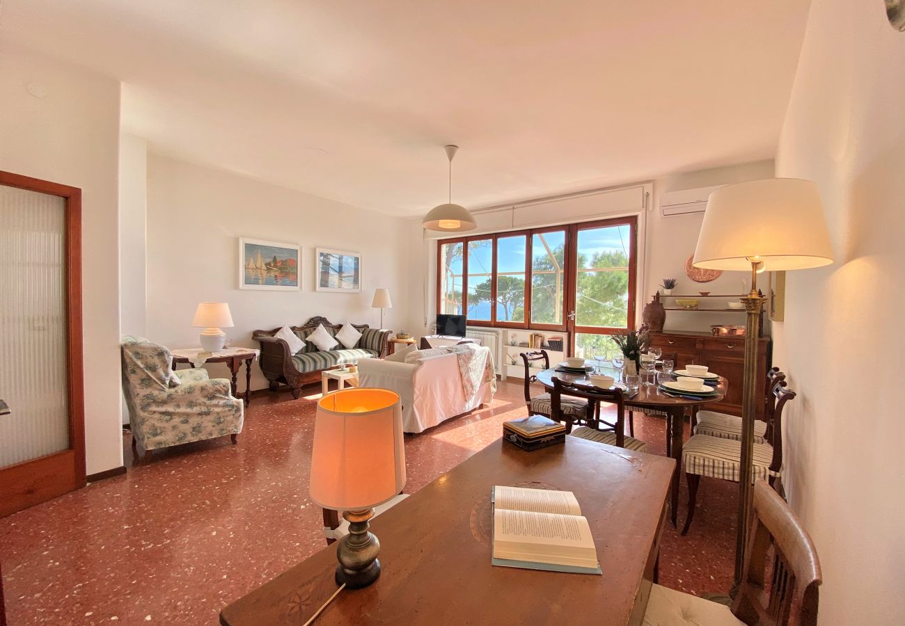 Apartment in Sperlonga - Panoramic Apartment with Parking Space in the Historic Center 