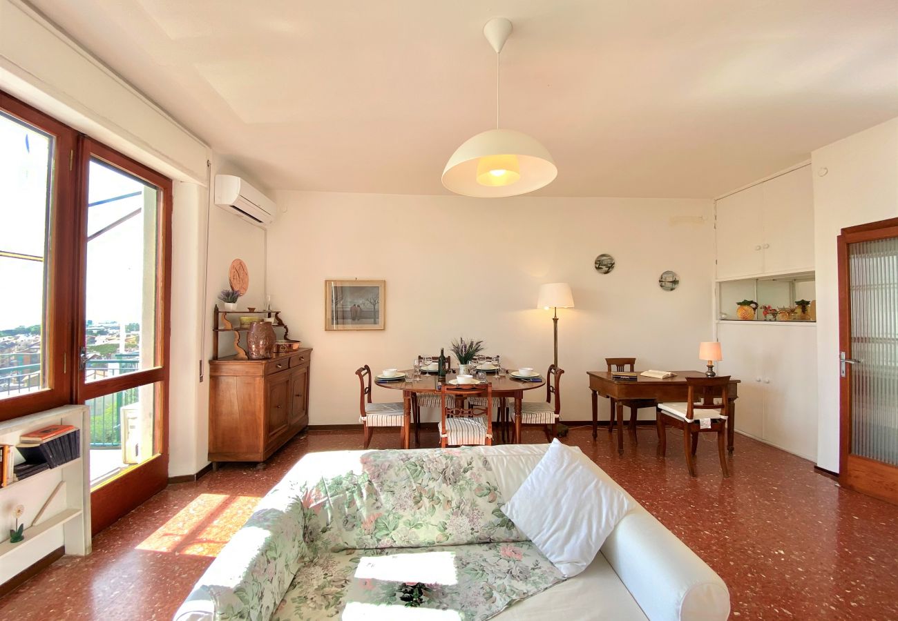 Apartment in Sperlonga - Panoramic Apartment with Parking Space in the Historic Center 