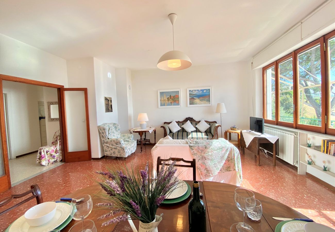 Apartment in Sperlonga - Panoramic Apartment with Parking Space in the Historic Center 
