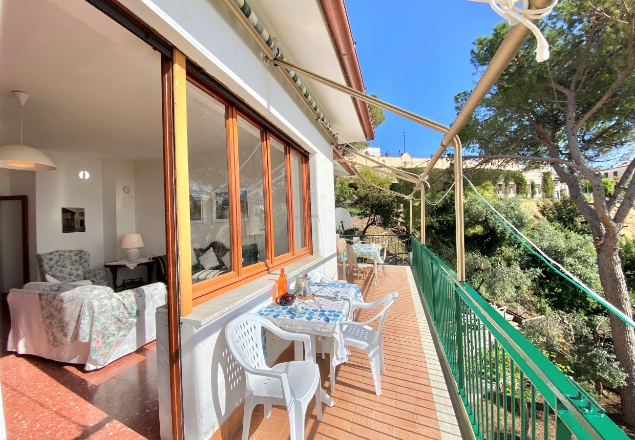 Apartment in Sperlonga - Panoramic Apartment with Parking Space in the Historic Center 