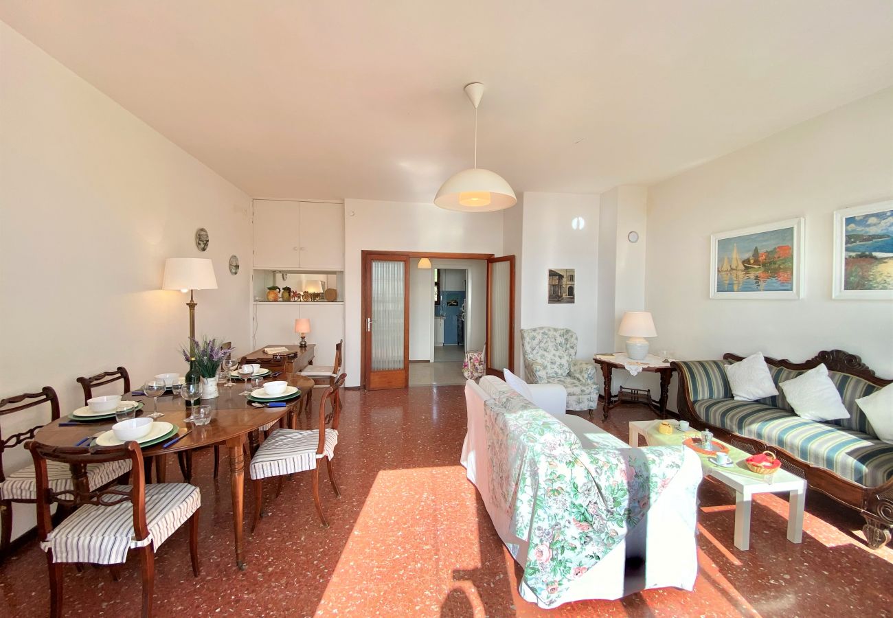 Apartment in Sperlonga - Panoramic Apartment with Parking Space in the Historic Center 