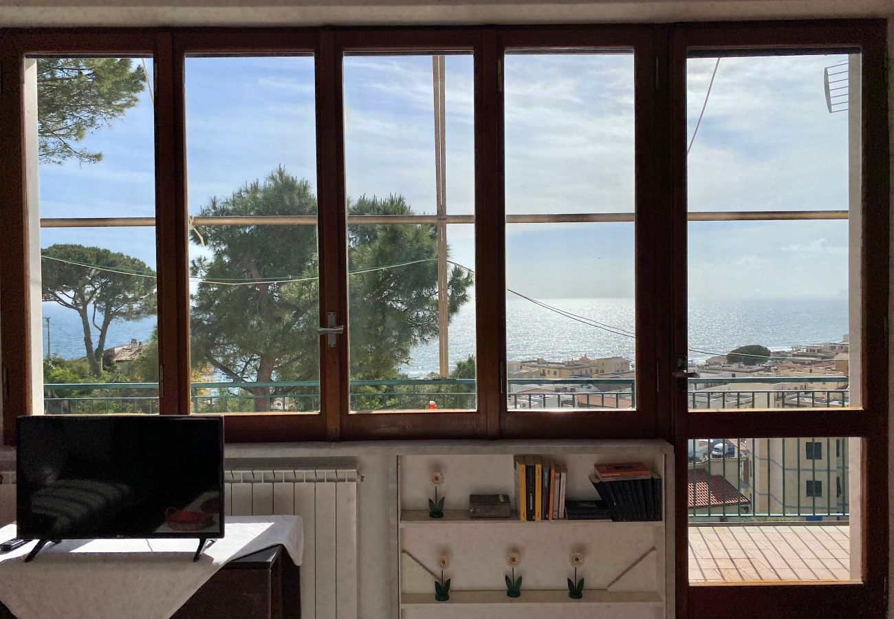 Apartment in Sperlonga - Panoramic Apartment with Parking Space in the Historic Center 