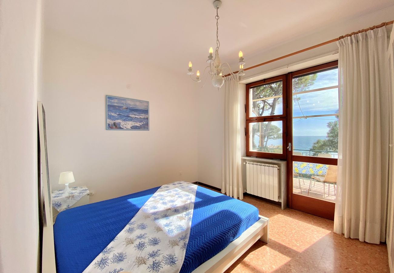 Apartment in Sperlonga - Panoramic Apartment with Parking Space in the Historic Center 