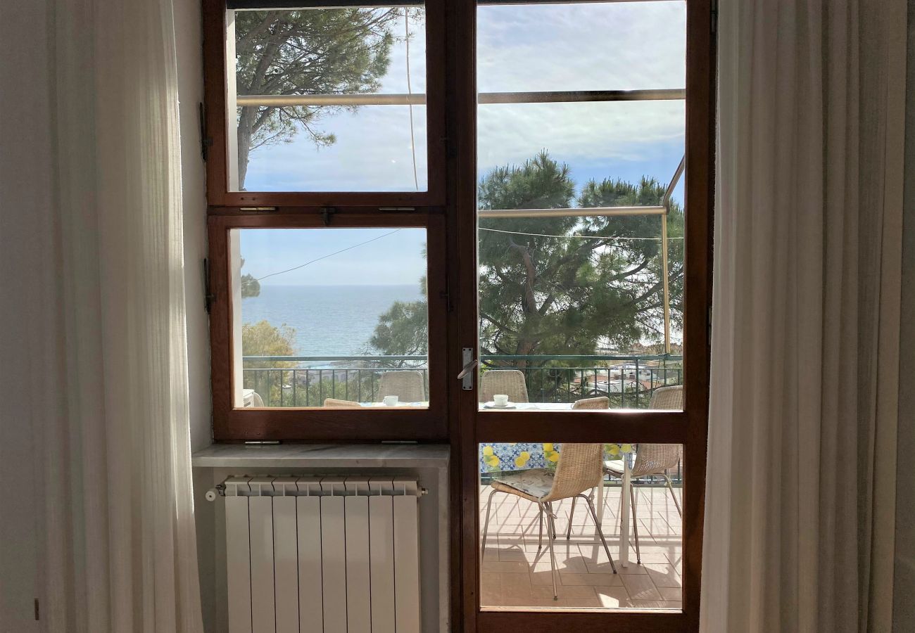 Apartment in Sperlonga - Panoramic Apartment with Parking Space in the Historic Center 
