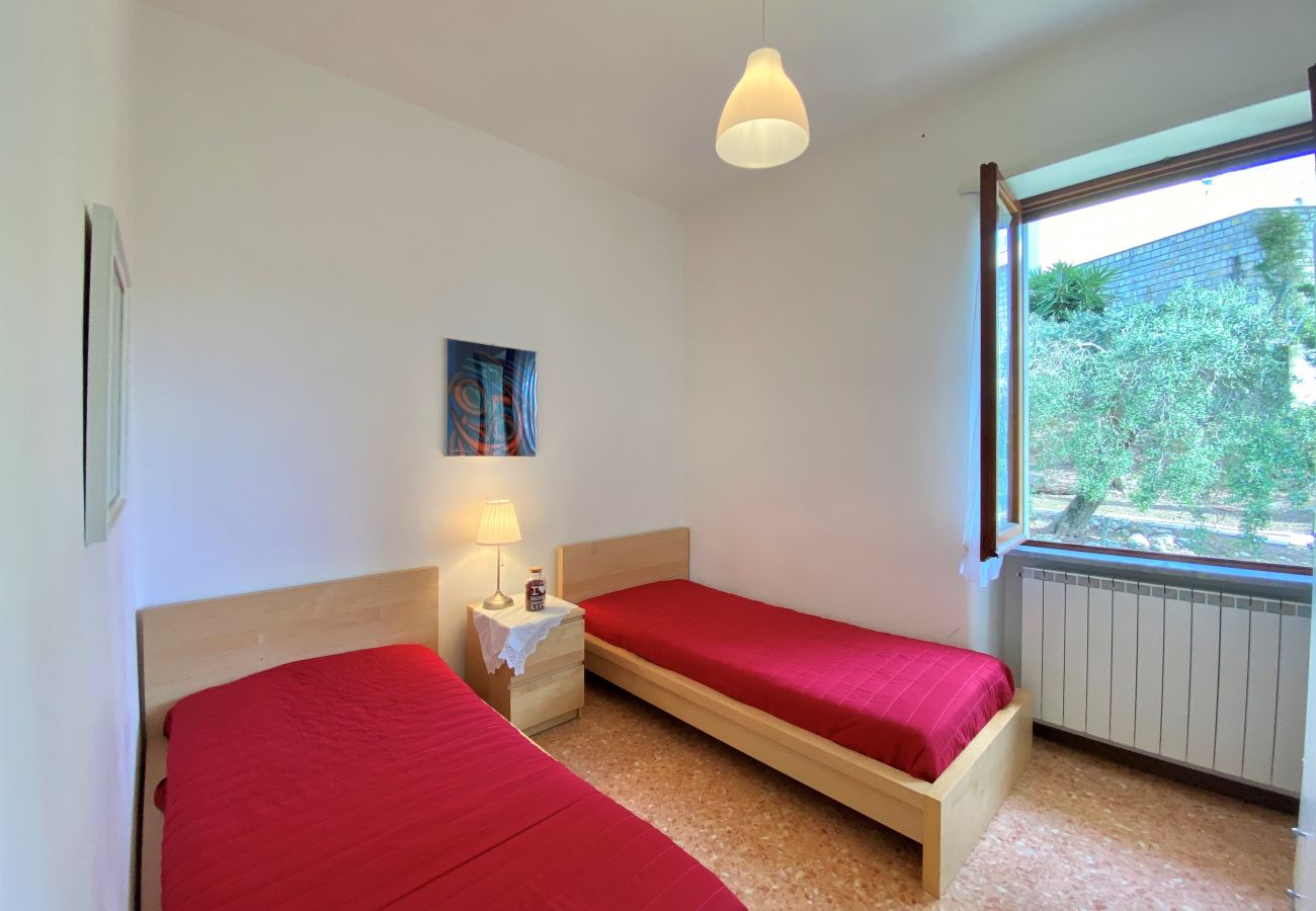 Apartment in Sperlonga - Panoramic Apartment with Parking Space in the Historic Center 