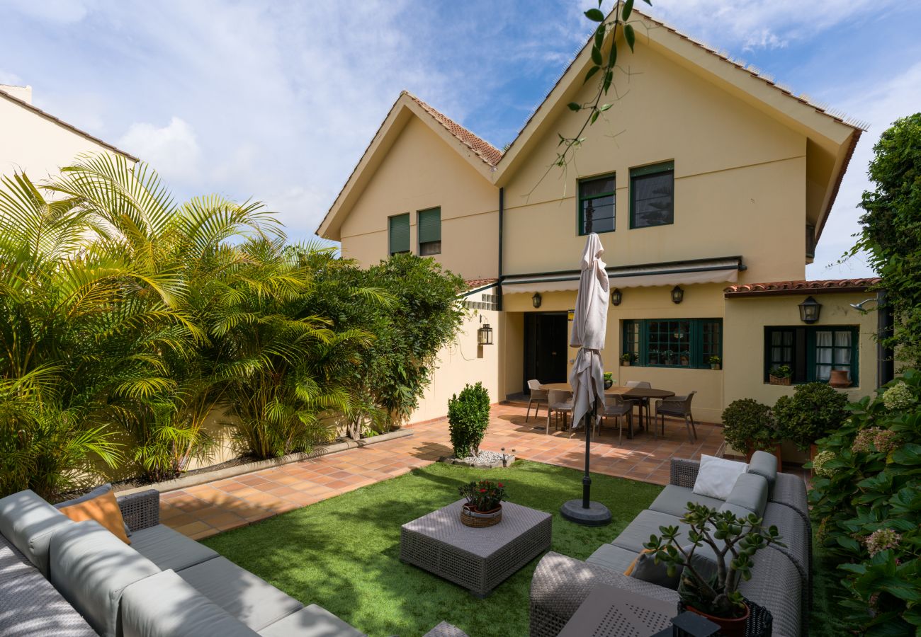House in Santa Brígida - House with cozy garden BBQ 