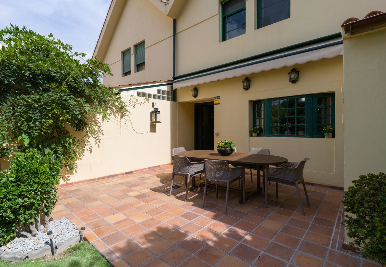 House in Santa Brígida - House with cozy garden BBQ 