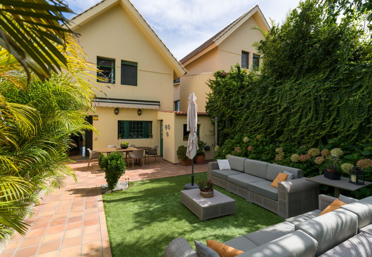 House in Santa Brígida - House with cozy garden BBQ 