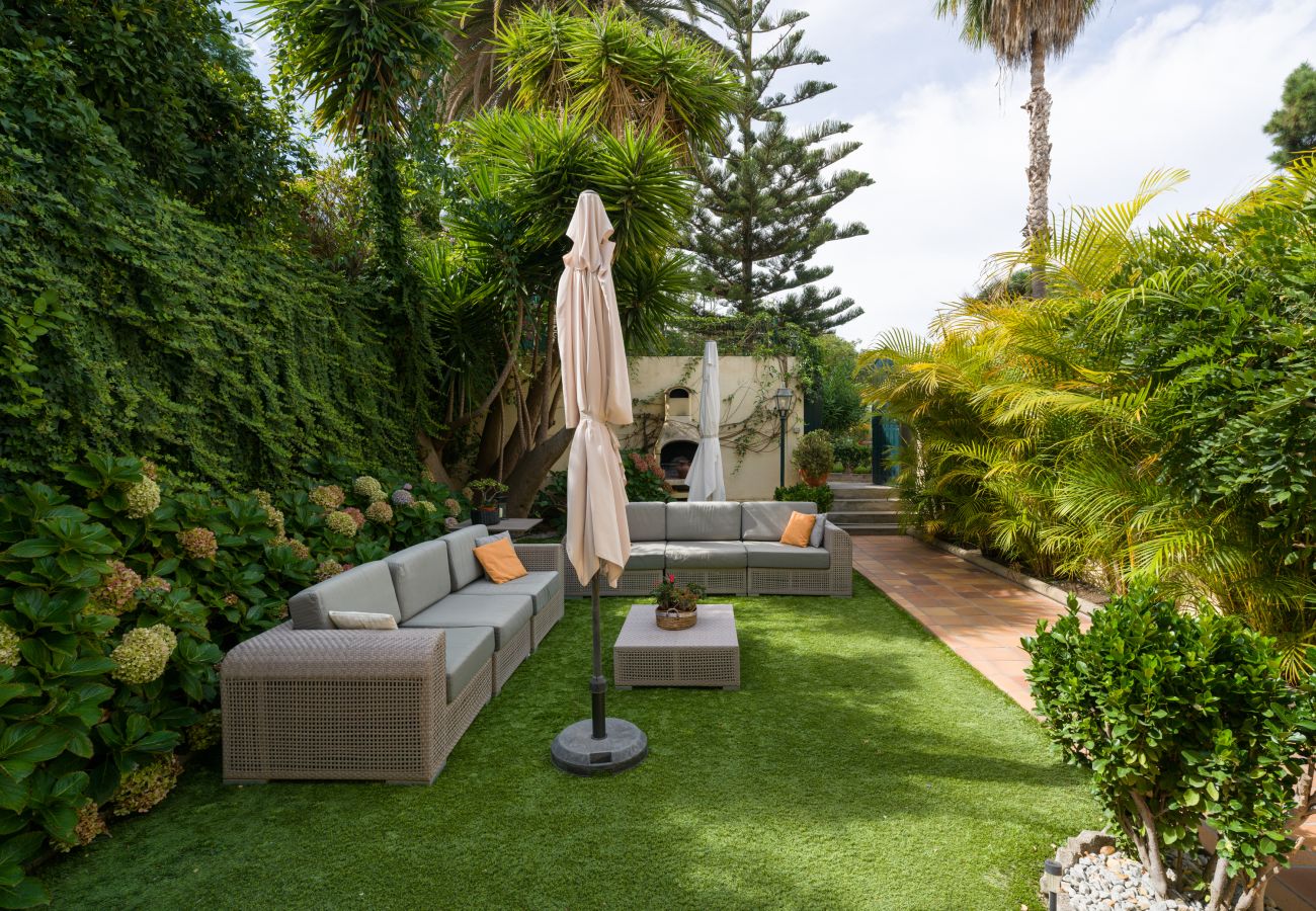 House in Santa Brígida - House with cozy garden BBQ 