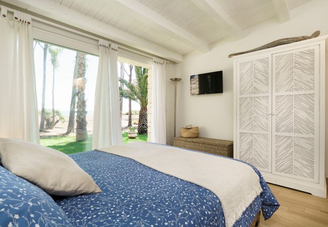 House in Siracusa - Sea front villa ,direct access to the rocky beach, Siracusa, Sicily House in Siracusa - Sea front villa ,direct access to the rocky beach, Siracusa, Sicily