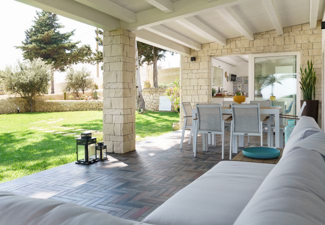 House in Syracuse - Sea front villa ,direct access to the rocky beach, Siracusa, Sicily